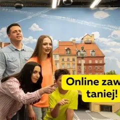 Rodzina na tle miniaturowej Warszawy, zachęca do zakupu biletów online. Kolejkowo Warszawa zaprasza!
