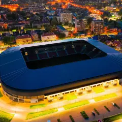 Wieczorne światła rozświetlają stadion i okoliczne osiedla. To jedna z głównych tychy atrakcje, która nocą prezentuje się imponująco.