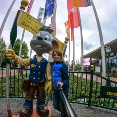Chłopiec z maskotką w Europa-Park, największym parku rozrywki w Niemczech.
