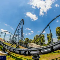 Hyperion w Energylandii to mega coaster, który zapewnia niesamowitą prędkość i emocje.