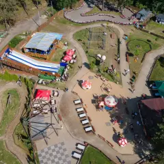Rodzinny park przygód i edukacji Górecznik oferuje zjeżdżalnie, place zabaw, gokarty i modele dinozaurów.