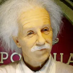 Figurka Einsteina w muzeum figur woskowych Kraków. Jego charakterystyczna fryzura i wąsy przyciągają wzrok.