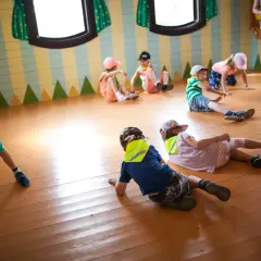 Dzieci bawią się w domku do góry nogami we Władysławowie.