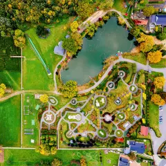 Park miniatur Olszowa z labiryntem, jeziorem i miniaturowymi budowlami.