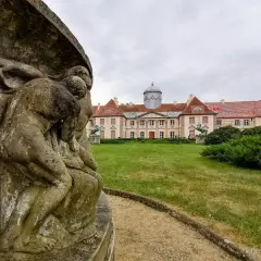 Kamienna rzeźba przed pałacem w Miliczu. Odkryj urokliwe milickie atrakcje i poczuj ducha historii.