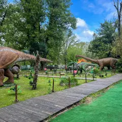 Spacer po parku z dinozaurami w Warszawie. Gigantyczne modele prehistorycznych stworzeń wśród zieleni i drewnianych ścieżek.