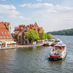 Port w Giżycku, cumujące statki i urokliwe kamieniczki. Wspaniałe gizycko atrakcje dla każdego.