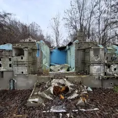 Zniszczony park miniatur sakralnych Złota Góra. Ruiny budowli, zniszczone schody i opadłe liście tworzą ponury krajobraz.
