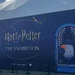 Witaj w magicznym świecie! Harry Potter The Exhibition w Krakowie zaprasza na niezwykłą podróż. Zobacz domy Hogwartu i poczuj magię!
