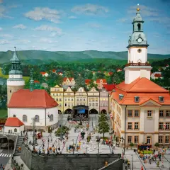 Miniaturowa kolejkowo scena z Jeleniej Góry, z ratuszem, kościołem i tłumem ludzi na rynku.