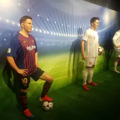 Woskowe figury piłkarzy: Messiego, Lewandowskiego i Ronaldo w muzeum figur woskowych Łeba.