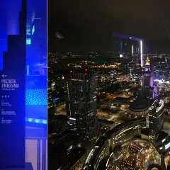 Nocna panorama Warszawy z tarasu widokowego Varso Tower. Widać Pałac Kultury i Nauki oraz oświetlone budynki.