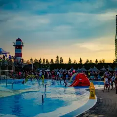 Rodzina cieszy się wodnymi atrakcjami w Energylandii. Sprawdź, ile kosztują bilety do Energylandii i zaplanuj swój wyjazd!