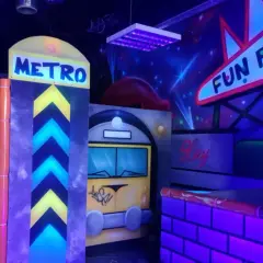 Kolorowy, neonowy fun park w Jeleniej Górze z motywem metra i pociągu.