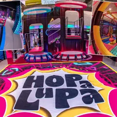 Kolorowy, nowoczesny kryty park rozrywki dla dzieci "Hop La Pa" z mnóstwem atrakcji: trampoliny, zjeżdżalnie, tunele i strefy do zabawy.