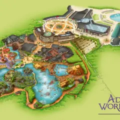 Mapa parku rozrywki Adventure World Warsaw z atrakcjami, wodnymi placami zabaw i budynkami.