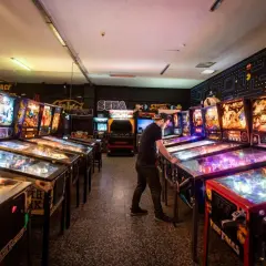W Krakowie, w muzeum gier zręcznościowych, rzędy podświetlonych automatów do gry i flipperów czekają na graczy.