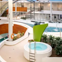 Nowoczesny park wodny Tychy z jacuzzi, zjeżdżalnią i mostkami linowymi.