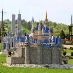 Bajkowy zamek i gotycka katedra w miniaturowym parku rozrywki świętokrzyskie.