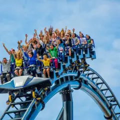 Ludzie na kolejce górskiej krzyczą z radości, czując niesamowity **speed** podczas zjazdu.