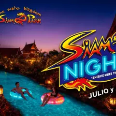 Nocne szaleństwo w Siam Park Teneryfa! Para relaksuje się na dmuchanych kołach w basenie pod rozświetlonym księżycem.