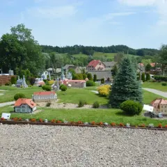 Miniatury budynków i zamków w parku miniatur i gigantów Kaszuby.