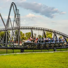 Pasażerowie na najwyższym rollercoasterze w Energylandii przeżywają emocje na zakręcie.