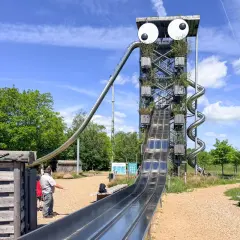 Wielka wieża ze zjeżdżalniami i wielkimi oczami w wow park billund.