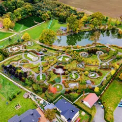 Park miniatur sakralnych w Olszowej zachwyca jesiennymi barwami. Miniatury kościołów i kaplic otoczone są zadbanymi ogrodami i alejkami.