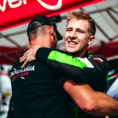 Eryk Goczał z Energylandia Rally Team świętuje zwycięstwo, przytulając kolegę z zespołu.