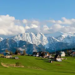 Ząb: malownicza miejscowość z tradycyjną architekturą i zapierającymi dech w piersiach widokami na ośnieżone Tatry. Atrakcje dla miłośników gór.