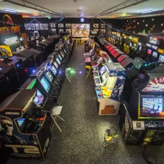 Niesamowite muzeum automatów w Krakowie. Rzędy klasycznych gier z lat 80. i 90. przyciągają graczy.