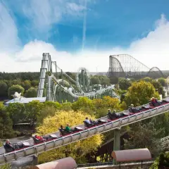 Kolejka górska w Heide Park, czy może Energylandia? Wesołe miasteczko z mnóstwem atrakcji i zieleni.