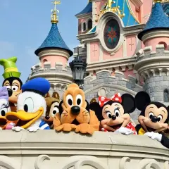 Myszka Miki, Myszka Minnie i przyjaciele pozdrawiają z zamku. Zastanawiasz się, ile kosztują bilety do Disneylandu?