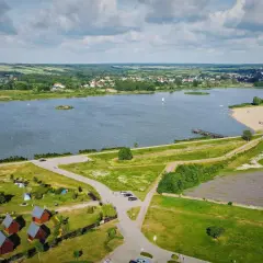 Kraśnik atrakcje: malownicze jezioro z wyspami, piaszczysta plaża, molo, domki kempingowe i pola lawendy tworzą idealne miejsce na wypoczynek.