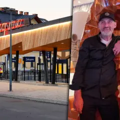 Właściciel księstwa góralskiego pozuje przy rzeźbie w Zakopanem.