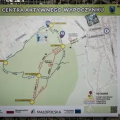 Mapa szlaku turystycznego z zaznaczonym leśne molo, punktami kontrolnymi i odległościami.