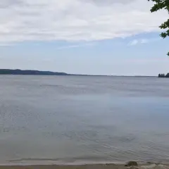 Spokojne jezioro Żarnowieckie, otoczone zielenią, zaprasza do odpoczynku. Idealne miejsce na relaks i podziwianie natury.