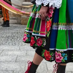 Kolorowe spódnice i pasiaste spodnie, część barwnych łowickich atrakcji.