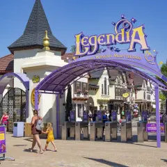 Wejście do Legendii, jednego z najlepszych parków rozrywki w Polsce. Rodziny wchodzą przez bramki.