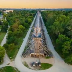 Tężnie solankowe i park w Ciechocinku. Drewniana konstrukcja z wiatrakami, ścieżki spacerowe, zieleń i plac zabaw.