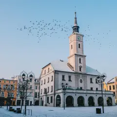 Ratusz w Gliwicach zimową porą, z ptakami na niebie. Wspaniałe gliwice atrakcje, które warto zobaczyć.