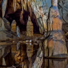 Niesamowite formacje skalne i stalaktyty w jaskini, odbijające się w wodzie. Chęciny atrakcje to prawdziwy podziemny świat.