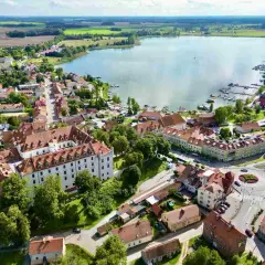 Malownicze Mazury: zamek, jezioro i urokliwe miasteczko. Odkryj te atrakcje!