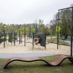 Nowoczesny plac zabaw w największym parku w Łodzi. Piaskownica, zjeżdżalnie i huśtawki zachęcają do zabawy.