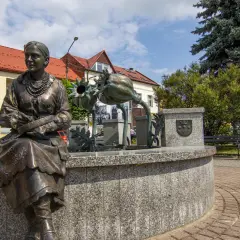 Fontanna z figurą kobiety i maków. Atrakcje Podhala, w tym Ziemia Makowskie, przyciągają turystów.