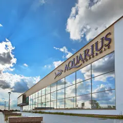 Nowoczesny budynek Aquariusa Kopernik w Zabrzu lśni w słońcu.