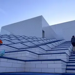 Dzieci bawią się na schodach przed Lego House w Billund.