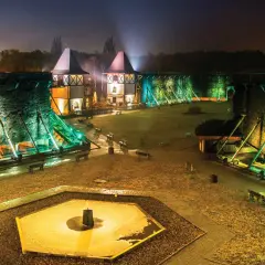 Nocne iluminacje tężni solankowych w Inowrocławiu, jedne z najciekawszych atrakcji Kujaw i Pomorza.