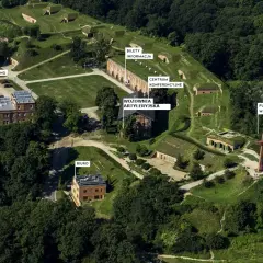 Widok lotniczy na teren historyczny Hevelianum w Gdańsku z zaznaczonymi budynkami, parkingiem i punktem widokowym.